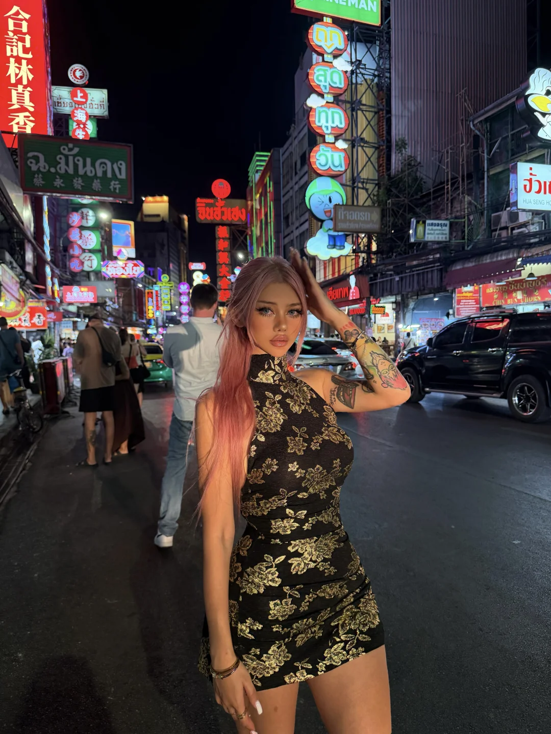 塞了两个臀垫的美...