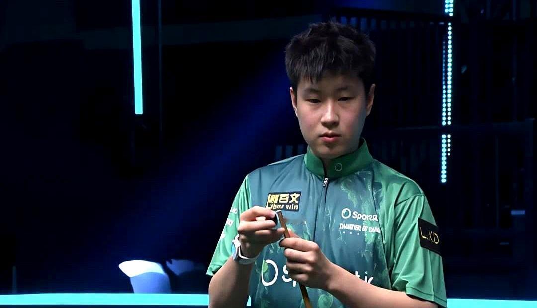 2025斯诺克冠中冠邀请赛上，赵心童可算是扬眉吐气了。先是4-0横扫马克·艾伦，