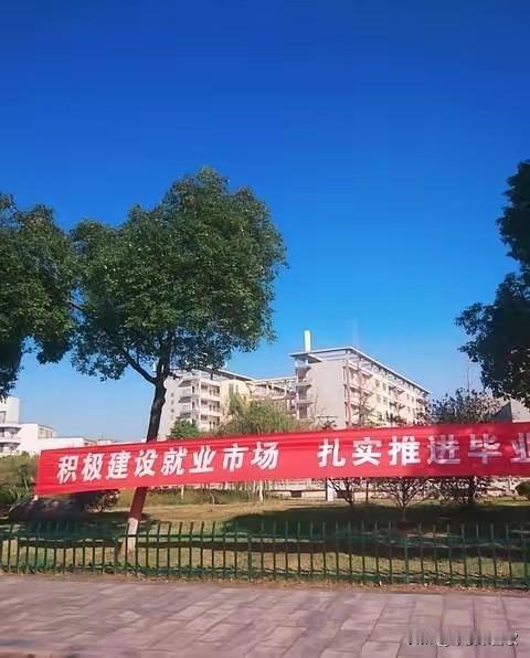 我跟老公说：“我一个同学离婚了。”老公：“既然人家选择了离婚，那你知道就行了，别