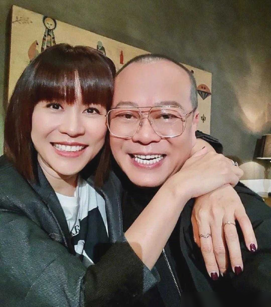 66岁欧阳震华暴瘦到脱相，跟古天乐同框被误认成AI图。当年那个圆滚滚的陈小生，彻底不见了。双颊凹陷，