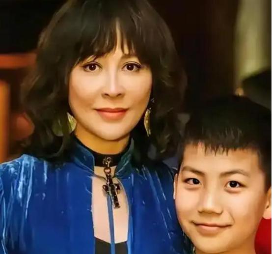 身家十亿的刘嘉玲把千万豪宅过户给干儿子康康，本以为事情能够圆满收场，没想