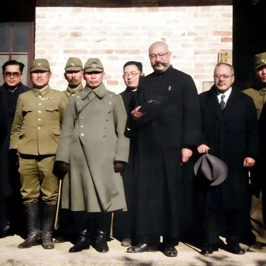 我们知道的汉奸还是太少了，比如下图中的这个汉奸，个头其实不小，曾经干过伪山东省省