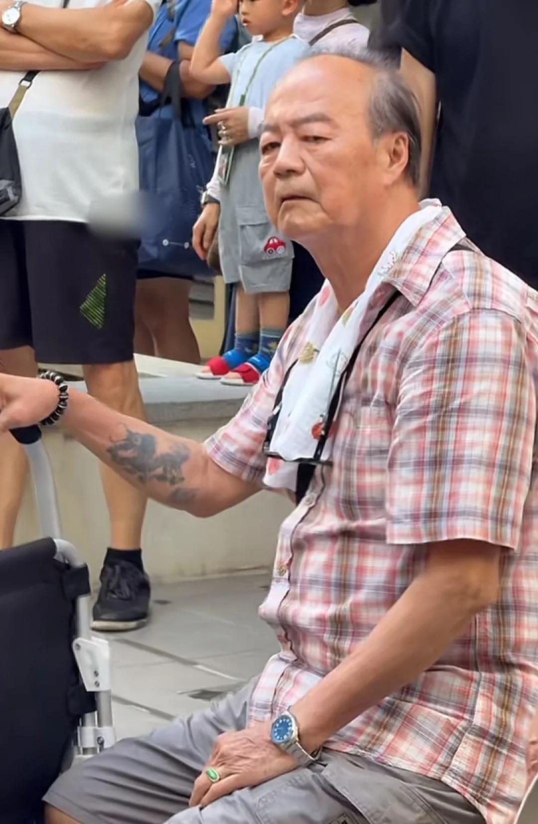 80岁狄龙高温天在街头拍戏，白发苍苍仍卖力演出！曾在片场中暑晕倒被儿子劝退休6