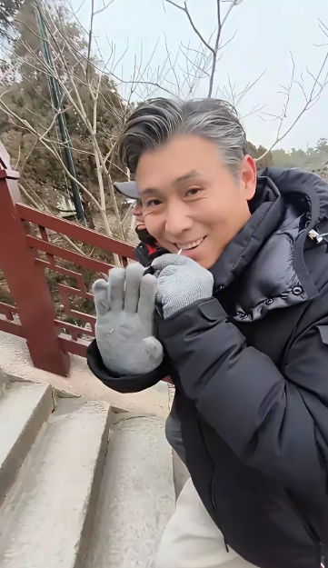 李乃文又去大孤山了，他满头白发嗦着棒棒糖，像个老顽童！​大孤山和李乃文真有缘，