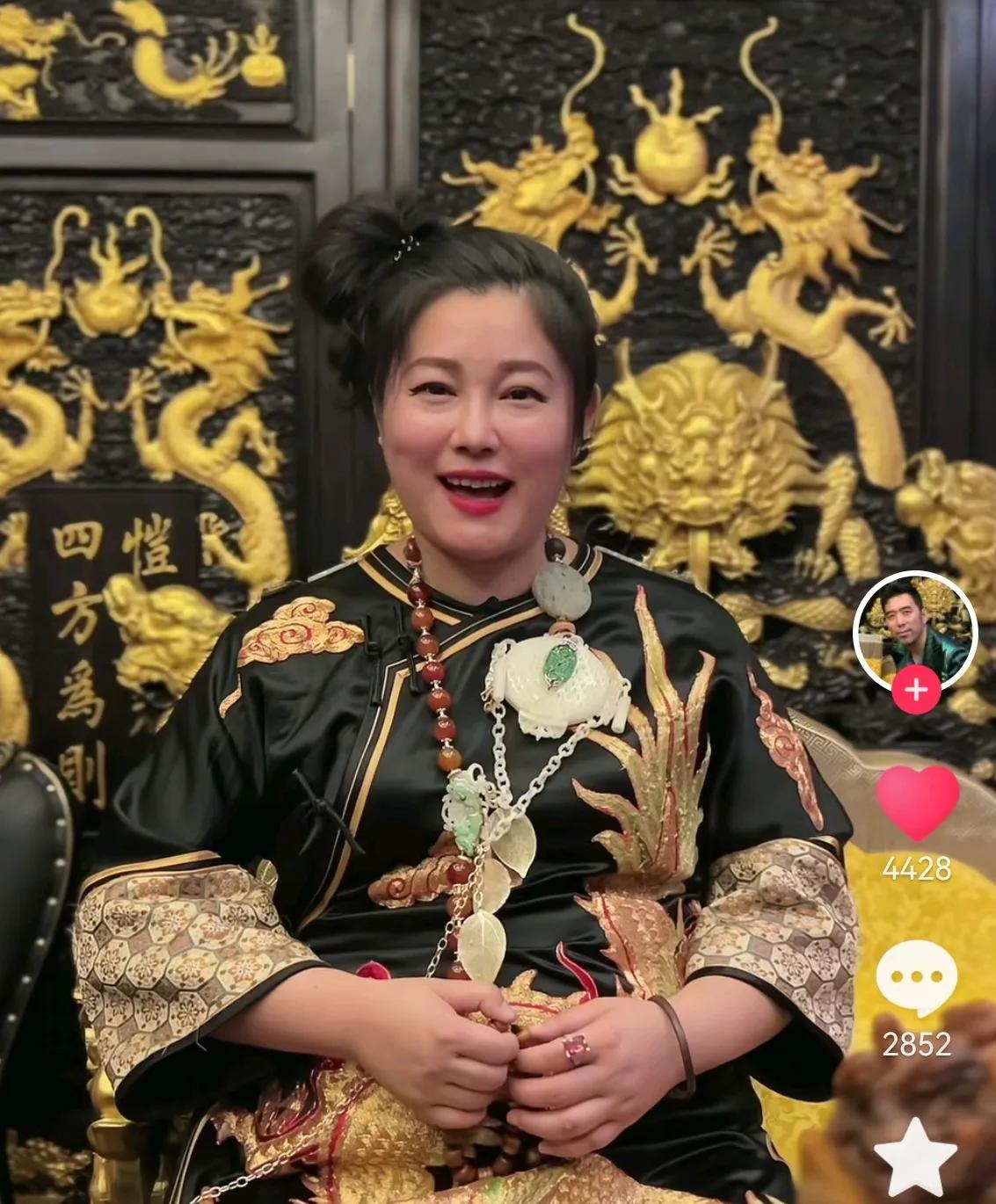 44岁的于娜，暴肥后首次露面发声！8月1日，消失已久的女演员于娜，久违露面发