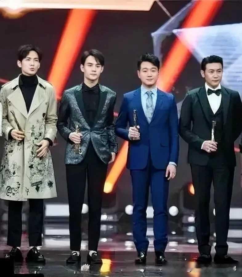 都是180以上的高个子帅哥，第一眼看上去还是左边的钟汉良最为帅气，脸部不发腮，气