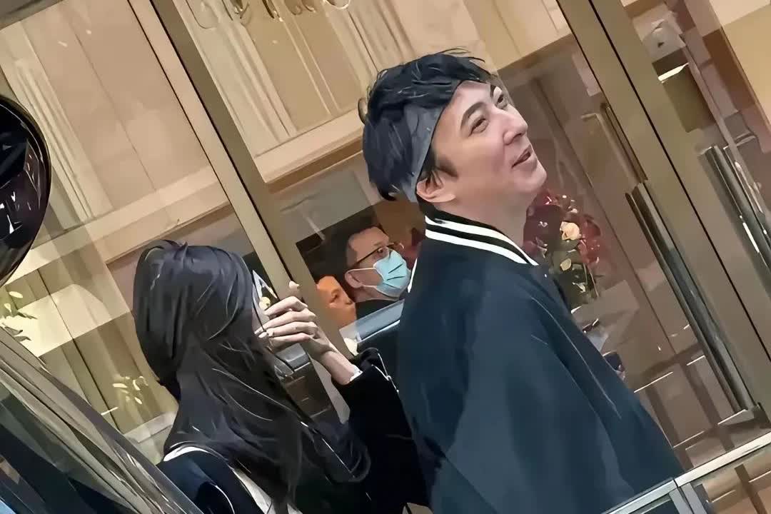 有人在香港街头看到了王思聪的身影。还是那个浪荡子，女人不离身。最令人关注