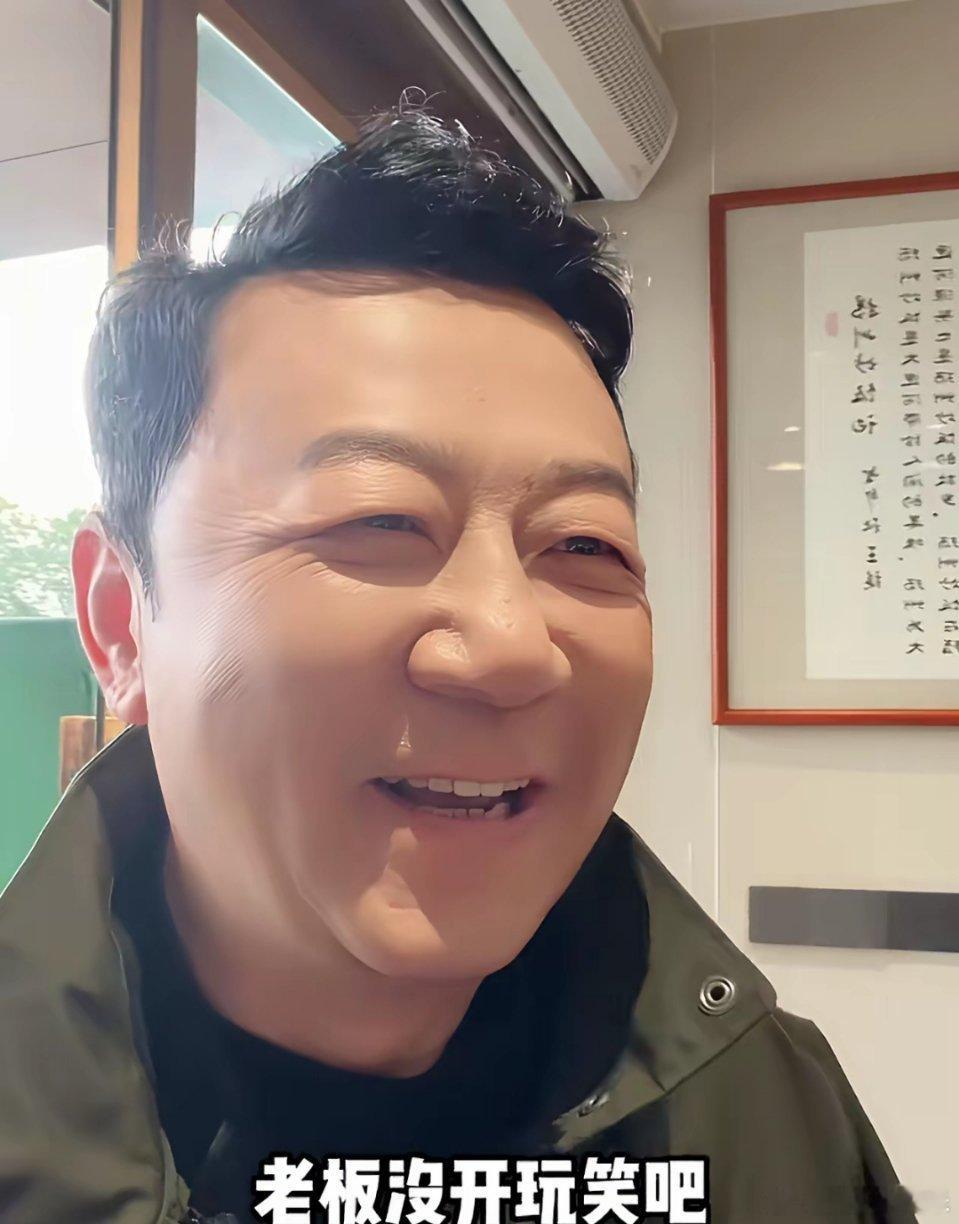 郭涛去吃扬州炒饭，老板推荐他吃588元的，因为这是老板亲自在他面前炒的。老板播音