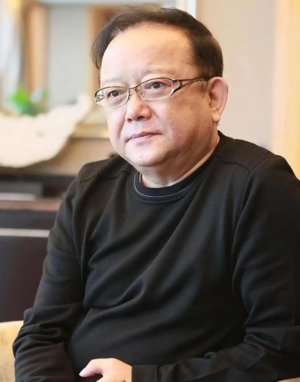 唏嘘！77岁的王刚，60岁的时候得了一子，本以为晚年可以安享清福，没想到现在17