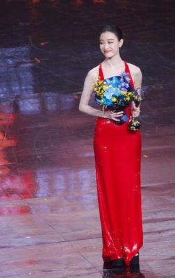 倪妮亮相2026微博之夜一袭红色亮片挂脖礼服出镜优雅高级又惊艳无比不失时