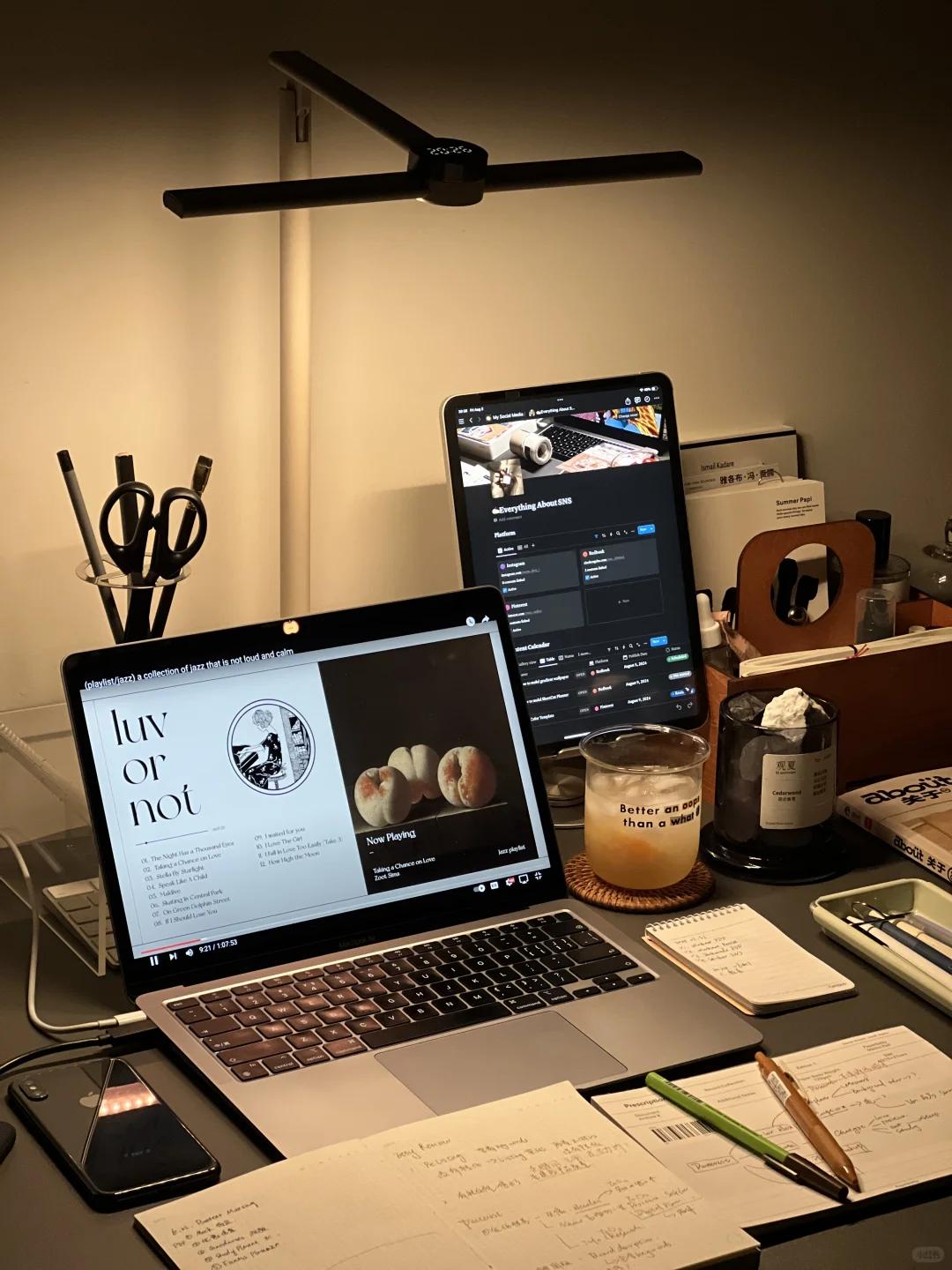 成年人的幸福，藏在这张书桌里最近有人说，幸福太难了。我倒觉得，幸福挺简单。