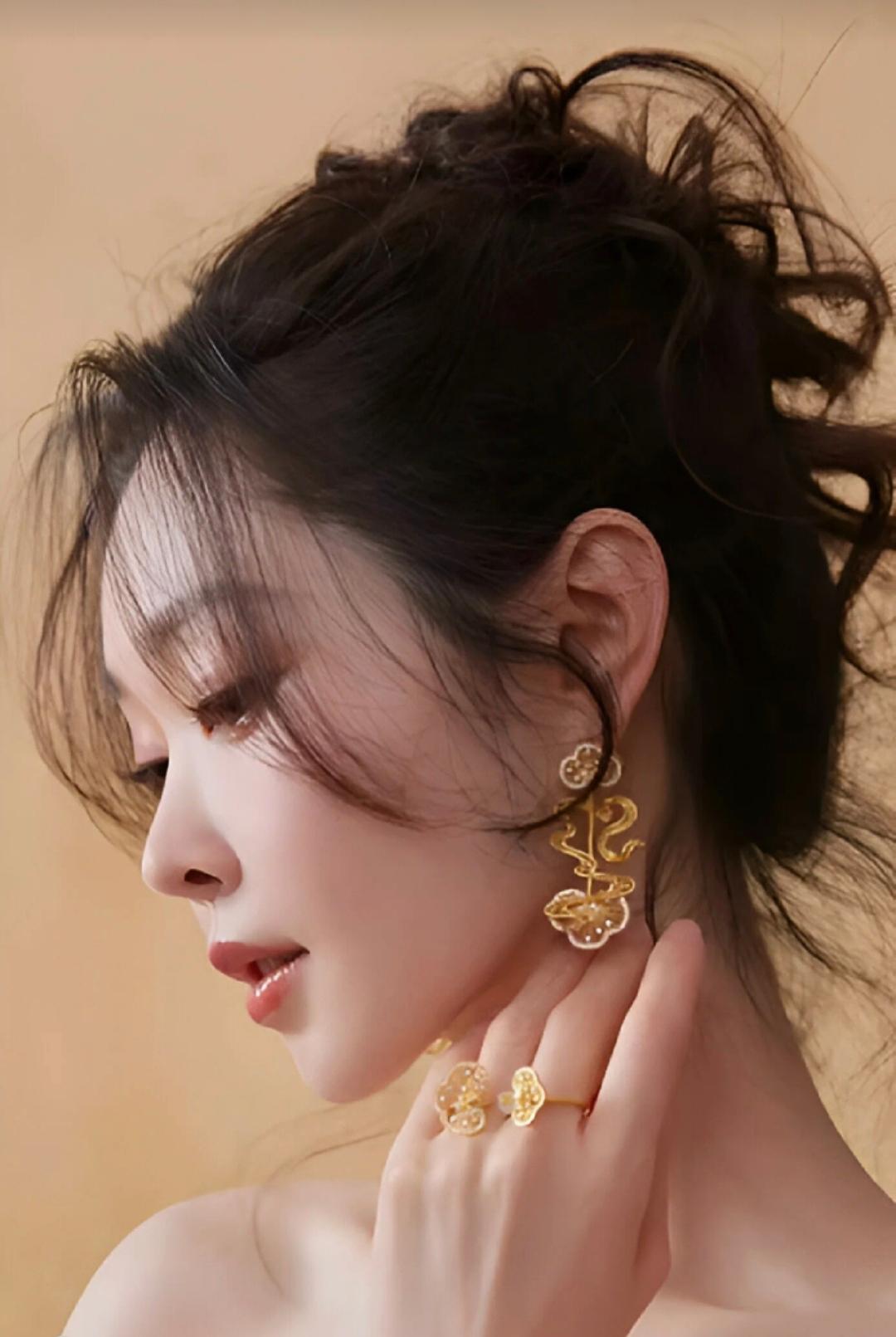 最近娱乐圈有件事挺安静的，但仔细看看，又觉得说不出的唏嘘——说的是白敬亭和宋轶这