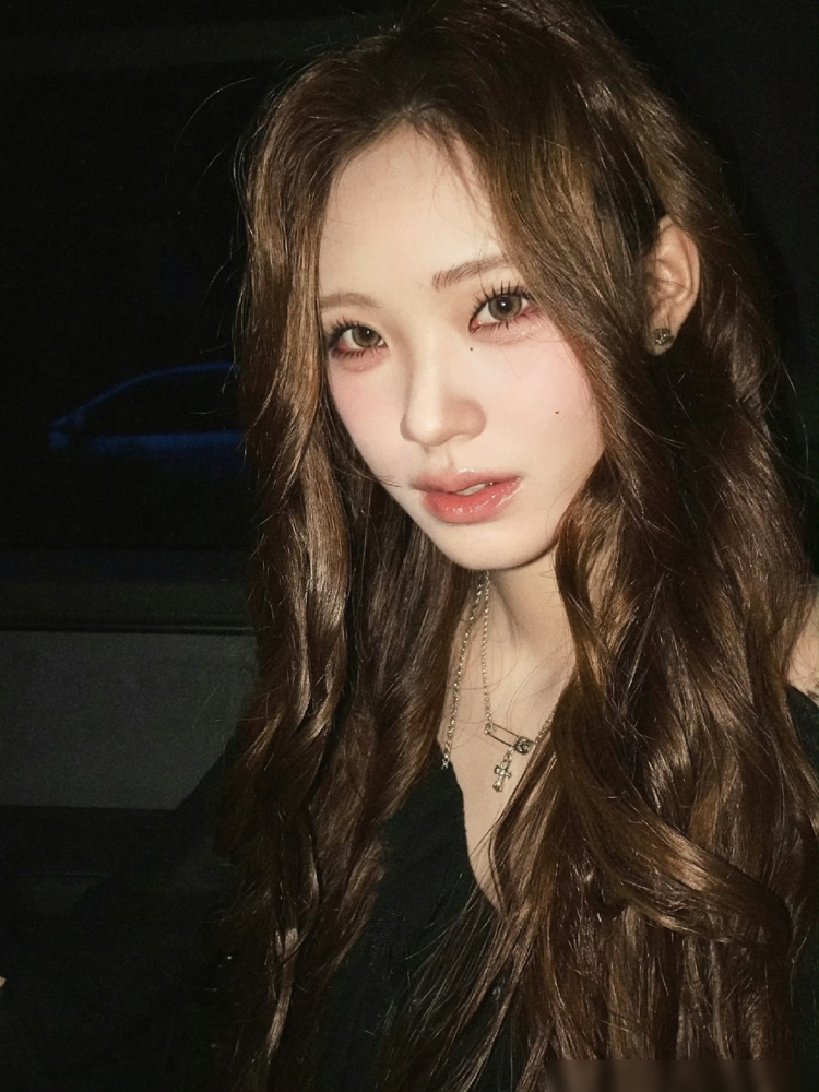 十几岁女孩穿着流苏短衣低腰裤凹少妇造型，惹来全网嘲讽。这事你得看透她妈小S当年的操作。当年小S在镜头