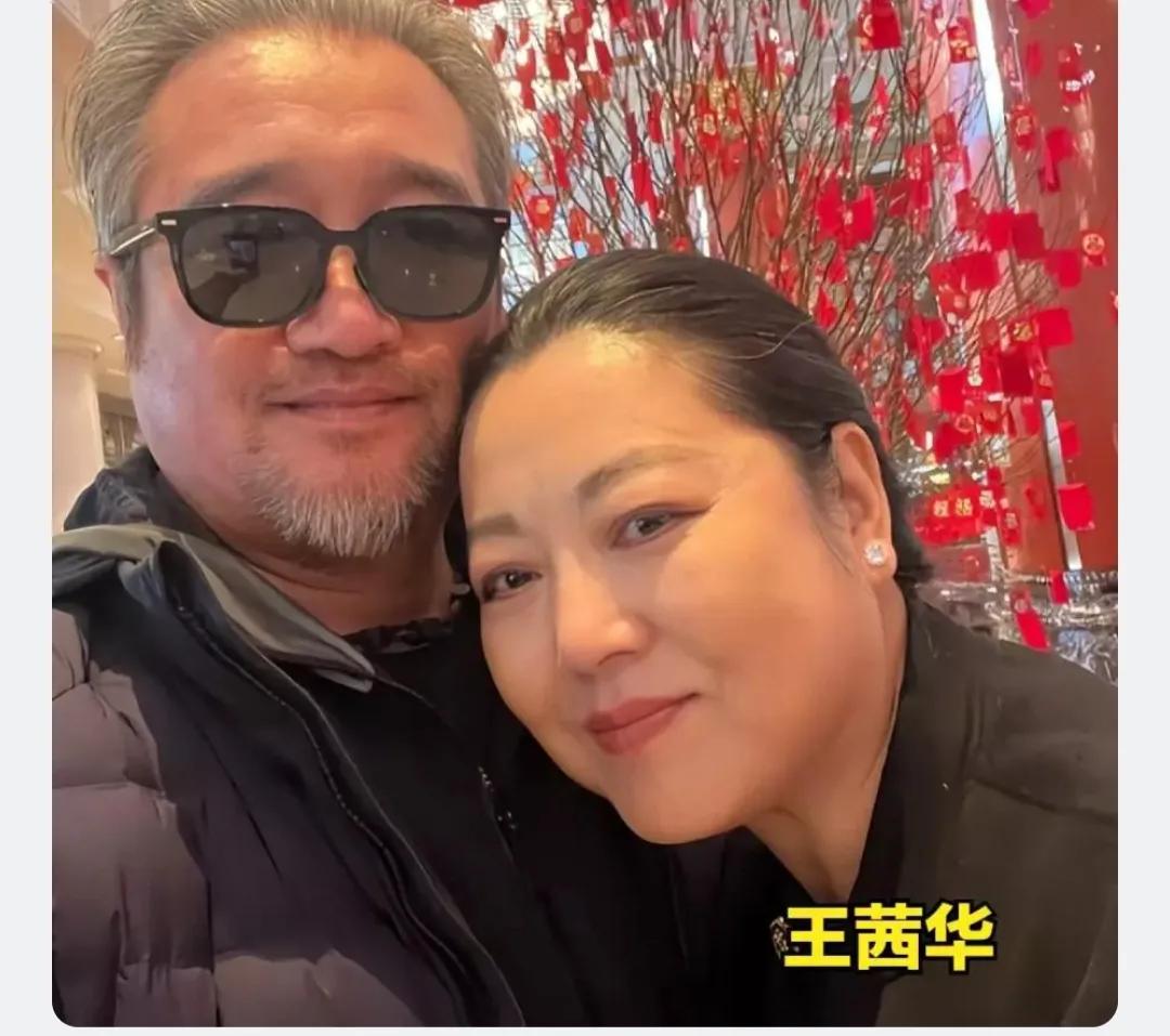 55岁王茜华的近照，看起来还不错，她出演多部农村题材的电视剧。她演的就是自家街坊