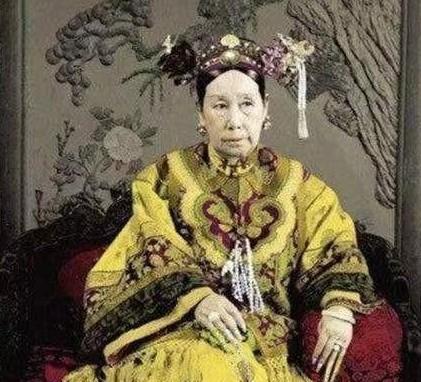 1900年清政府GDP约为3亿美元，同年美国的GDP约为210亿美元，相当于我国
