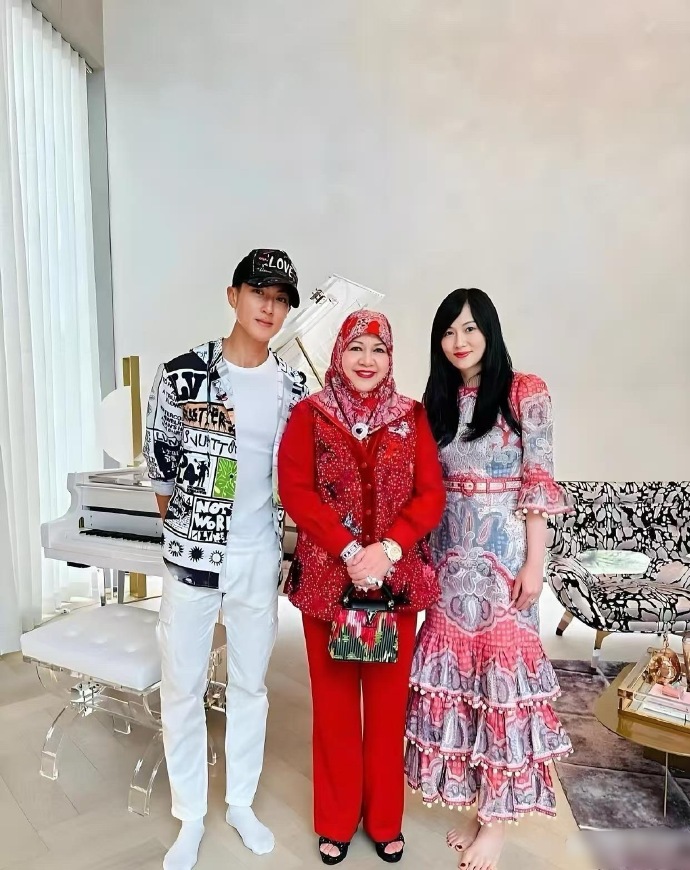 吴尊一家也太幸福了吧！他老婆还是那么漂亮，果然啊，女人婚姻幸福不幸福，看脸就知道