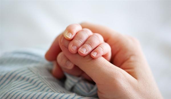 高铁上婴儿哭20分钟，全车厢焦躁不安，一位男子突然起身走近——众人以为要开骂，结