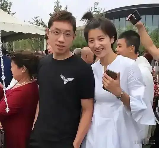 近日，许昕与妻子姚彦在伦敦的同框照引发热议，照片里的许昕褪去赛场锋芒，与马龙结伴