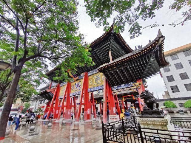 西安都城隍庙是中国四大都城隍庙之一，地处西安市中心，紧邻鼓楼与回民街，步行十分钟