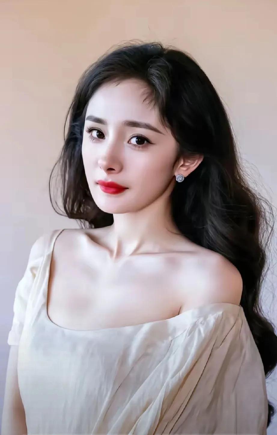 杨幂：时尚界的视觉魔法师杨幂的美图，简直是时尚圈的“王炸”！每一次亮相