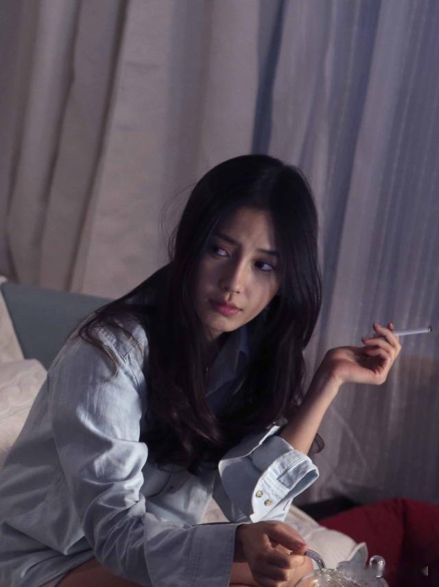 人前是仙女，人后却是“大烟鬼”，这样的baby你喜欢吗？众所周知，杨颖的容貌