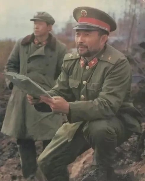 他是声震全国的大胡子师长的吴长富，他是1988年授军衔的少将师长。上世纪8
