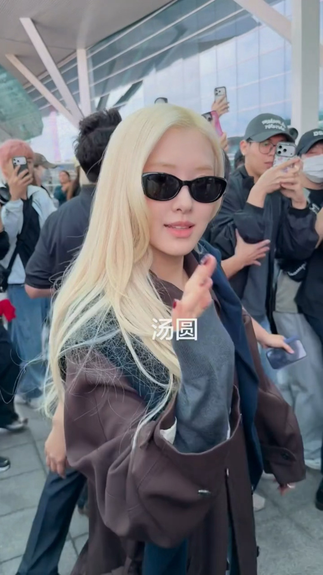 Rose金发欧尼出发巴黎看秀了依旧钟爱大衣搭配人字拖#朴彩英仁川机场出发巴黎##朴彩英金发女王出发看