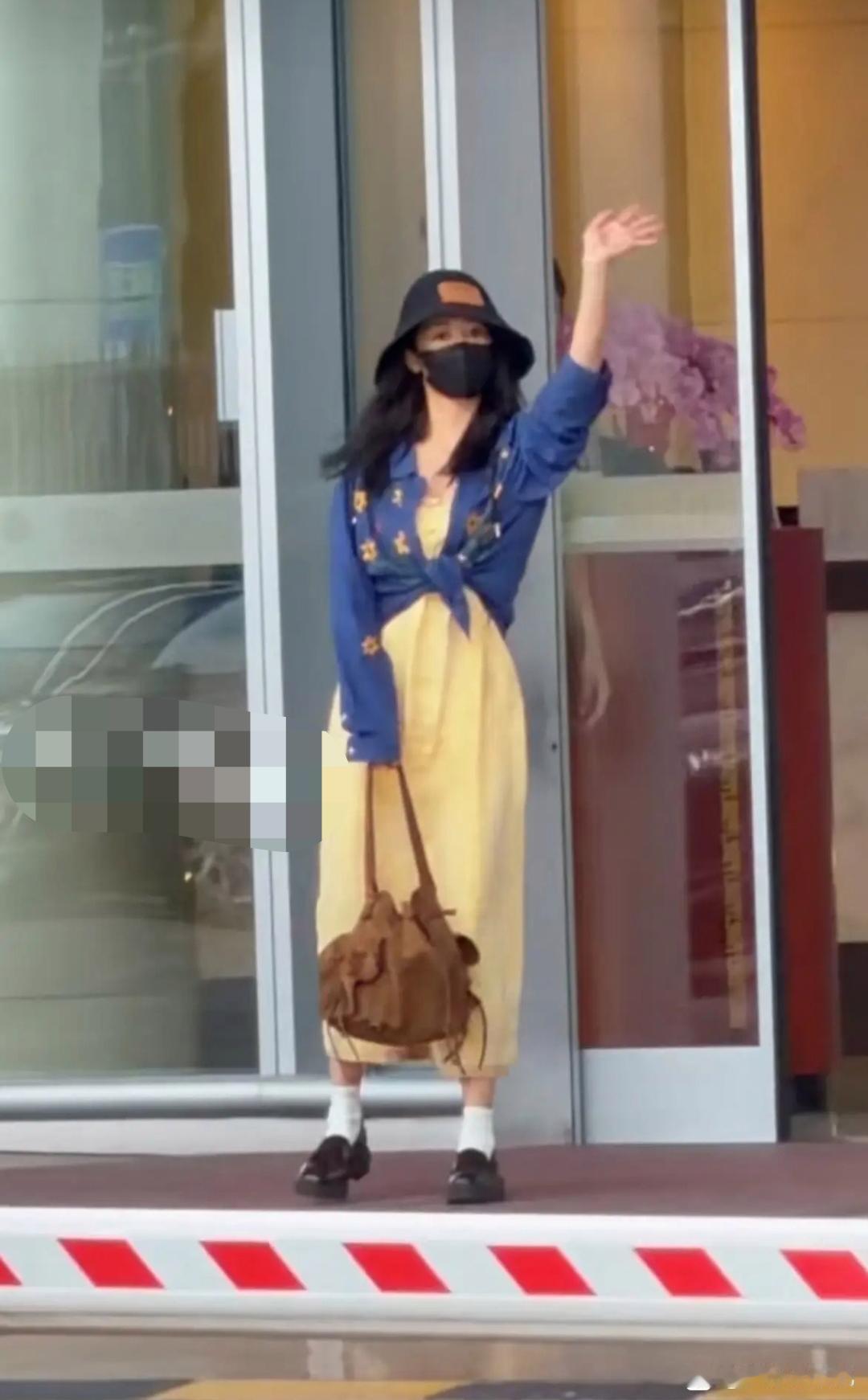 杨紫下班回家，私服惊艳！出机场发现粉丝接机，原本极度松弛的往车方向走，立刻停下脚