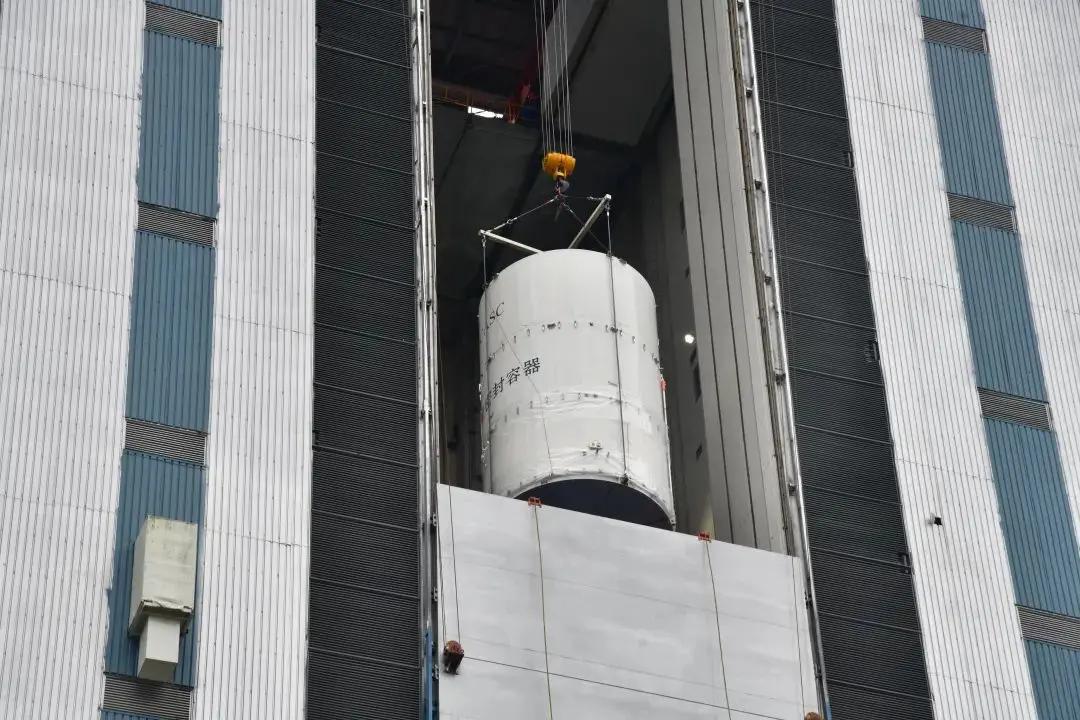 “天问”二号已入座。5月18日我国行星探测计划的重头戏，天问二号已经转入发射区，
