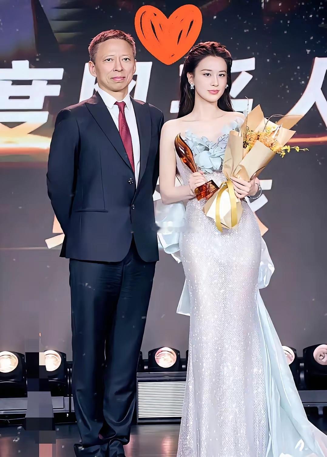 图片左边的是张朝阳，是搜狐集团的董事长，身高176cm，年龄61岁，身价过百亿，