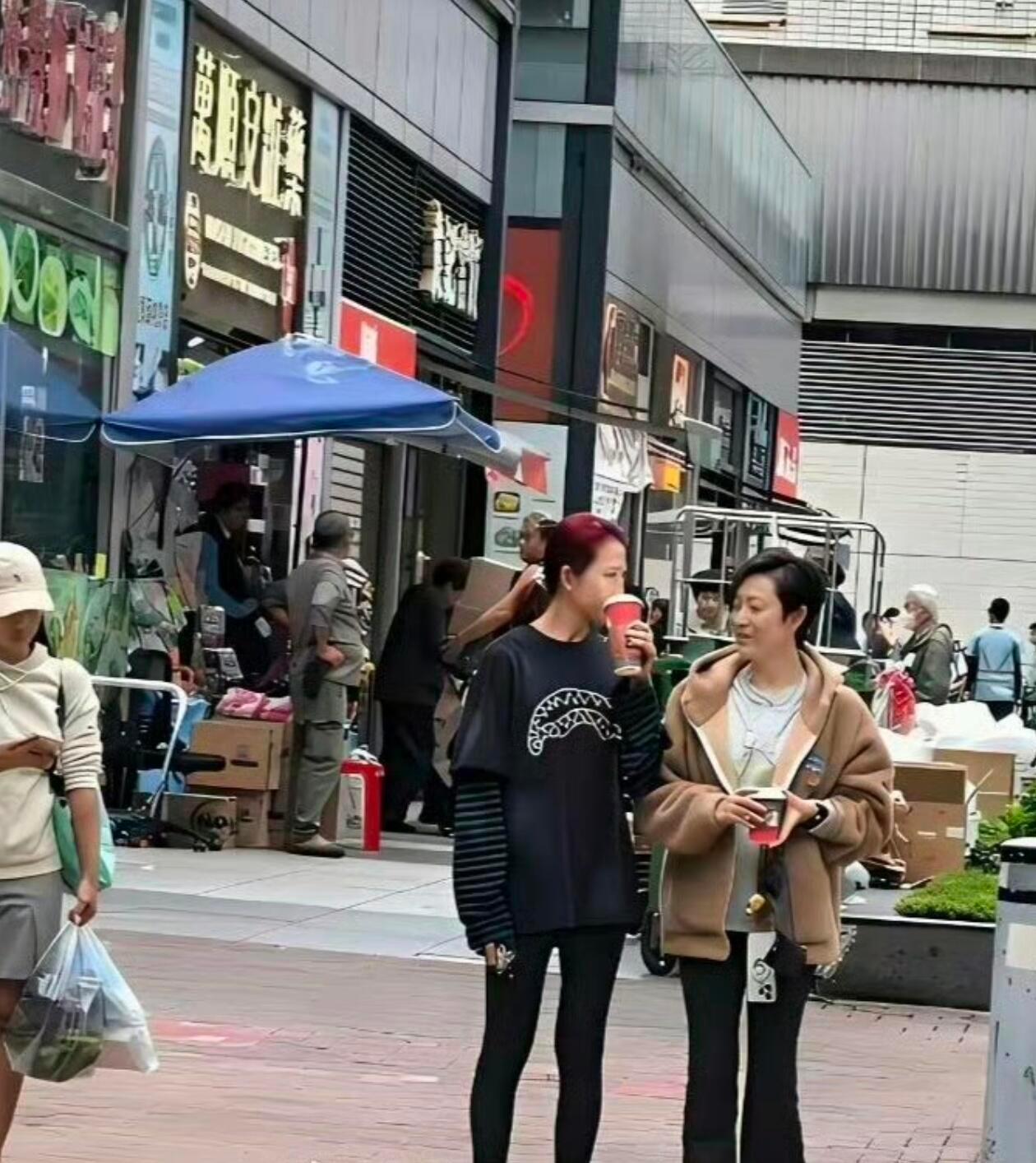香港人都不追星吗？蔡少芬就走在香港的街头就和普通人一样，可能大家都习以为常见怪不