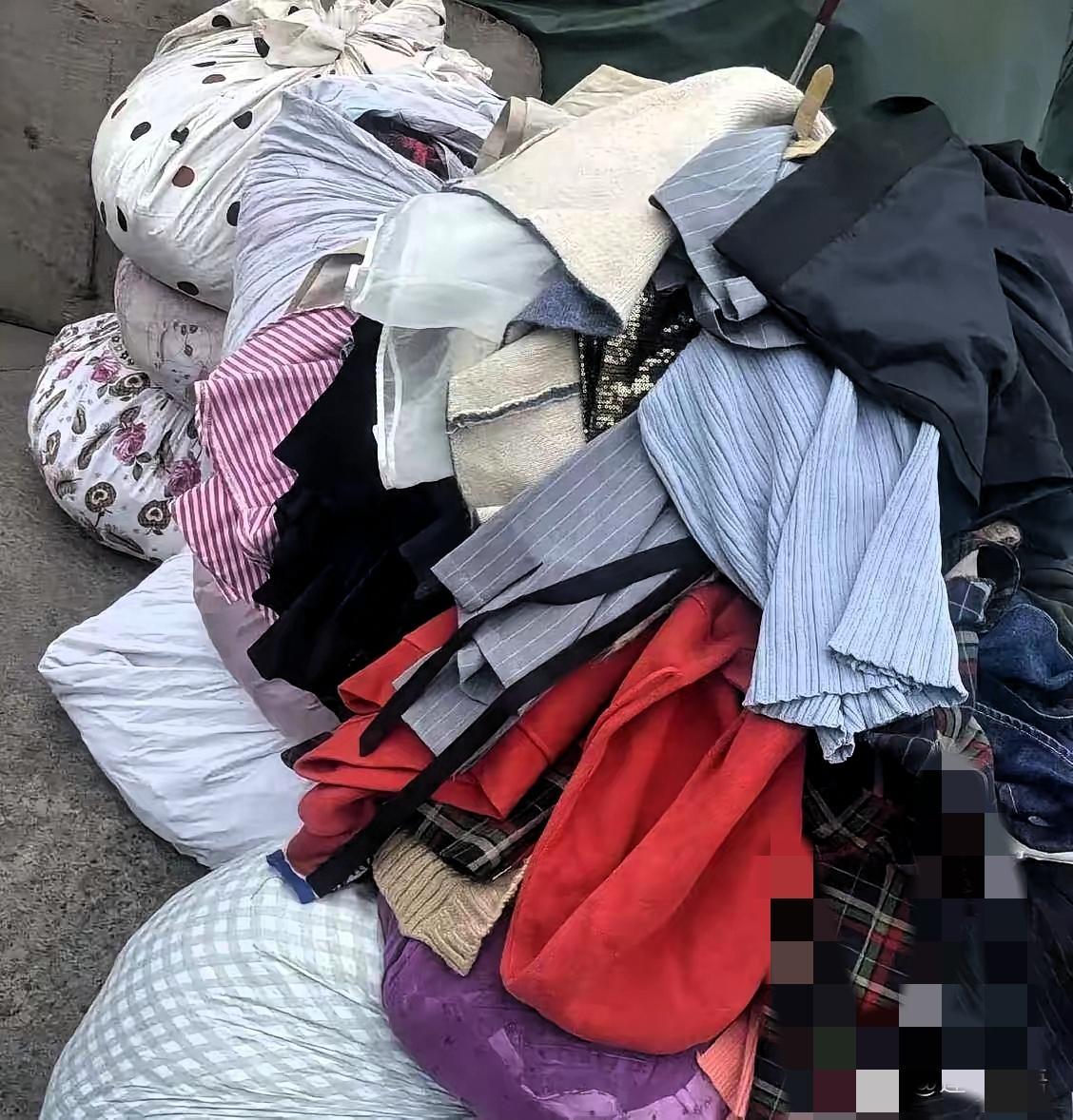 谁懂啊!四大口袋旧衣服才卖10块,小区奶奶却靠旧衣轻松赚几十,原来这里面藏着赚钱