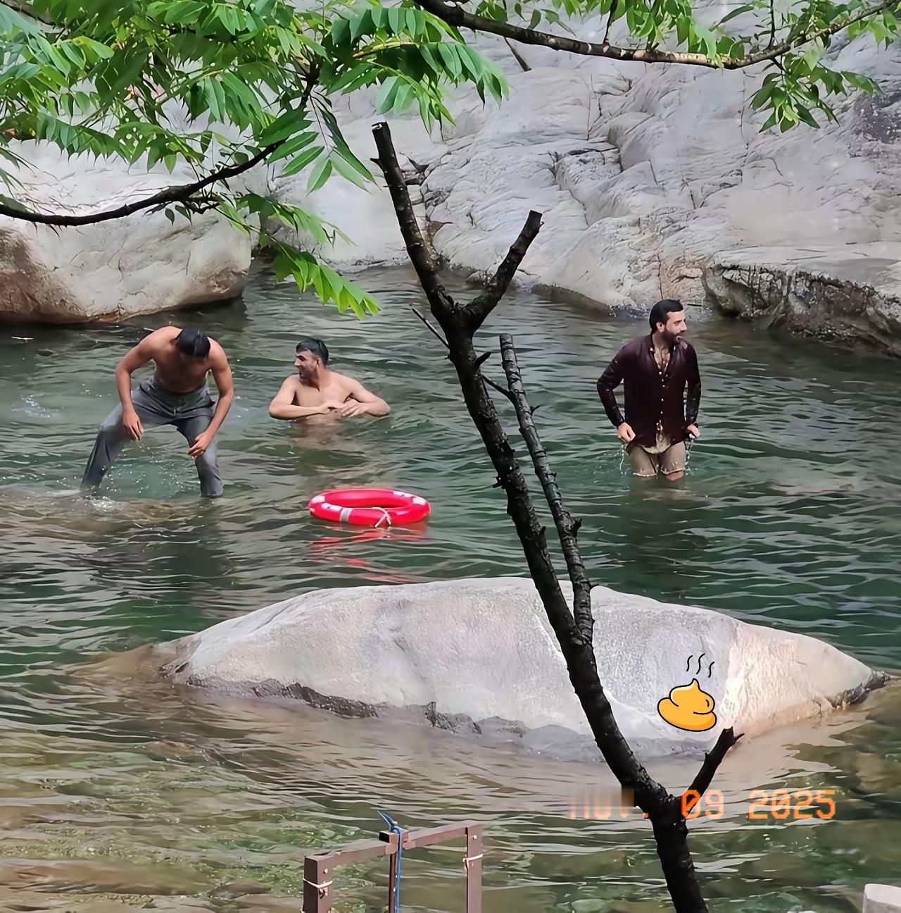 景区溪流现辣眼一幕！3名印度游客不顾劝阻当众洗澡，网友怒了：毫无边界感景区