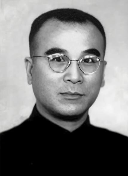 1949年，渡江战役前，国军军官杨兆龙四处奔走求情，终于在渡江战役前7天，从监狱