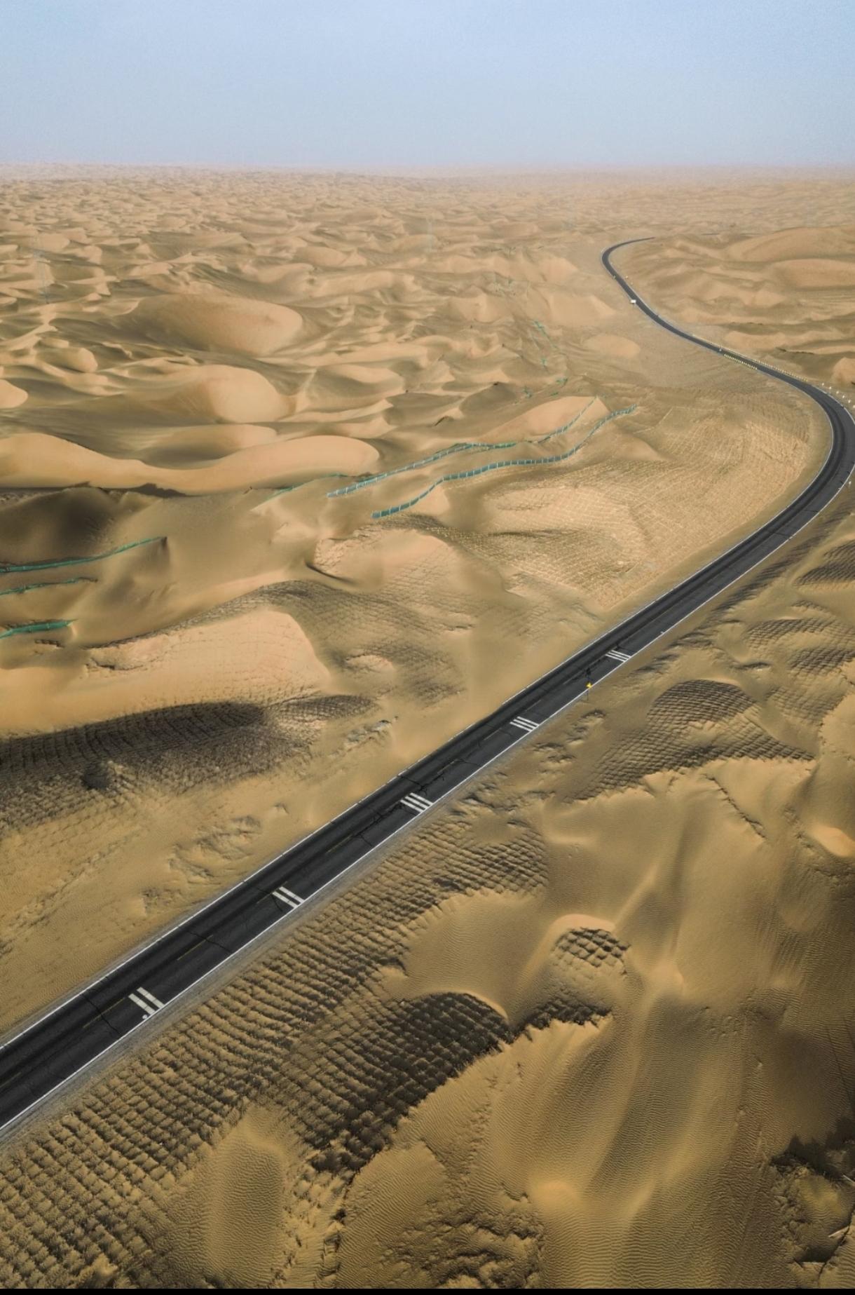 被称为“死亡之海”的塔克拉玛干，竟然有四条横穿沙漠的公路。它们分别是和田-阿拉尔