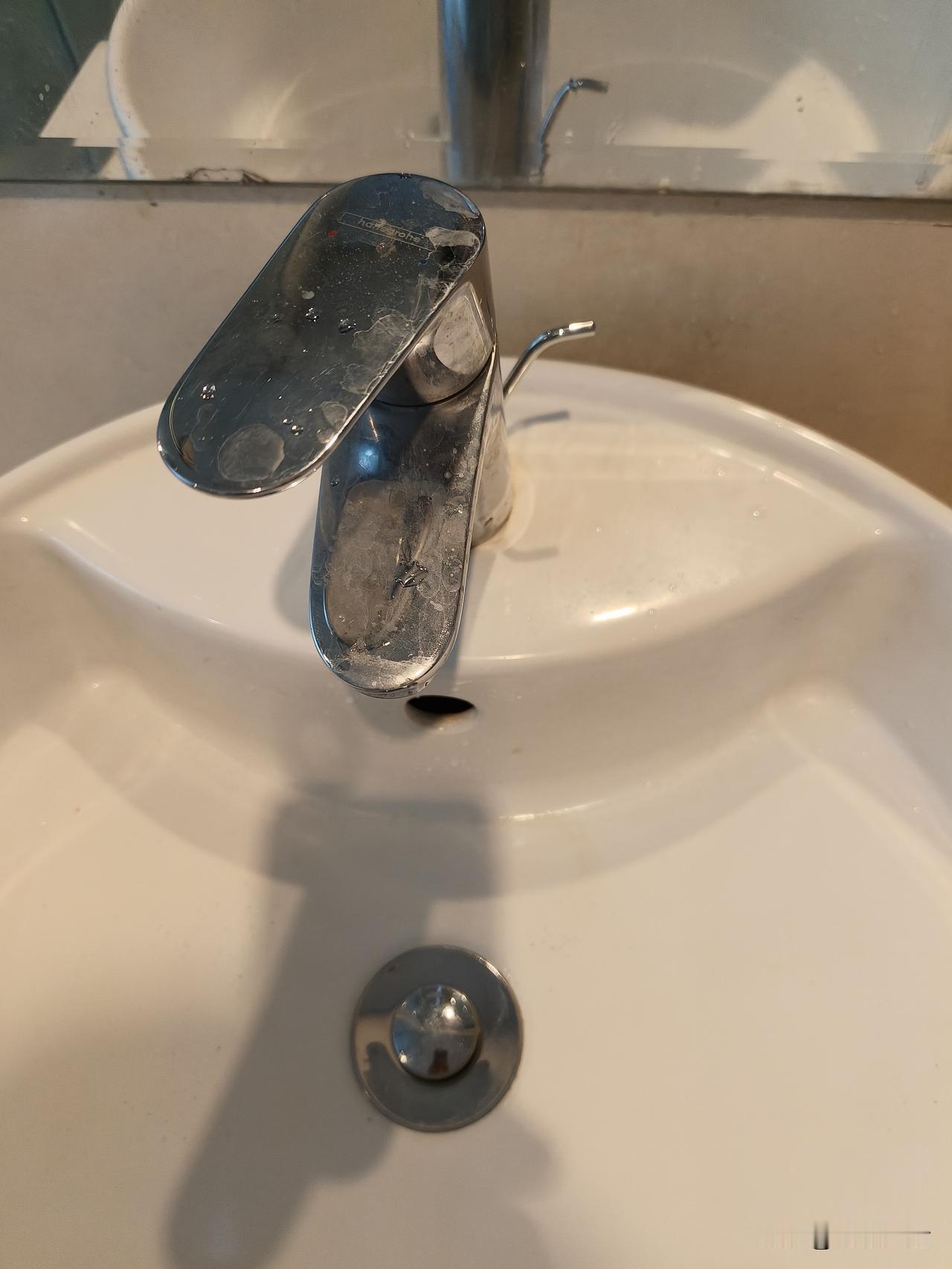 这种水龙头不知道是什么人设计的，龙头不但低矮，而且出水嘴垂直，再配上一个这种款式