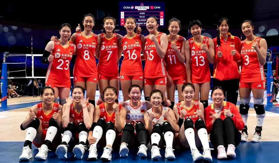 女排小将唐欣在中国女排3-2多米尼加之后的大合影中，将并没有入选14人比赛名单的
