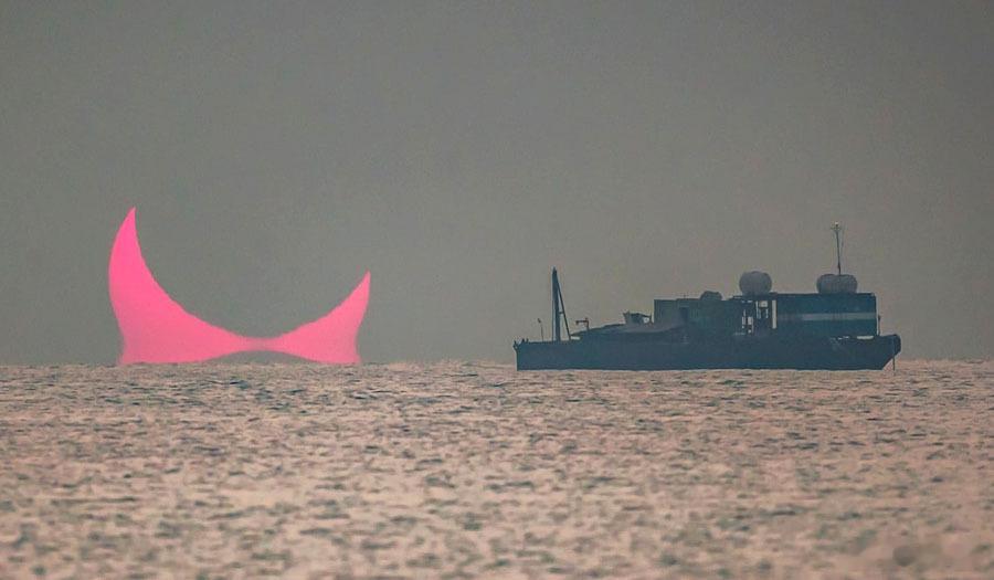 🔵在日偏食期间可以拍到海上升起的恶魔之角(ﾟ∀。)7"星球视角
