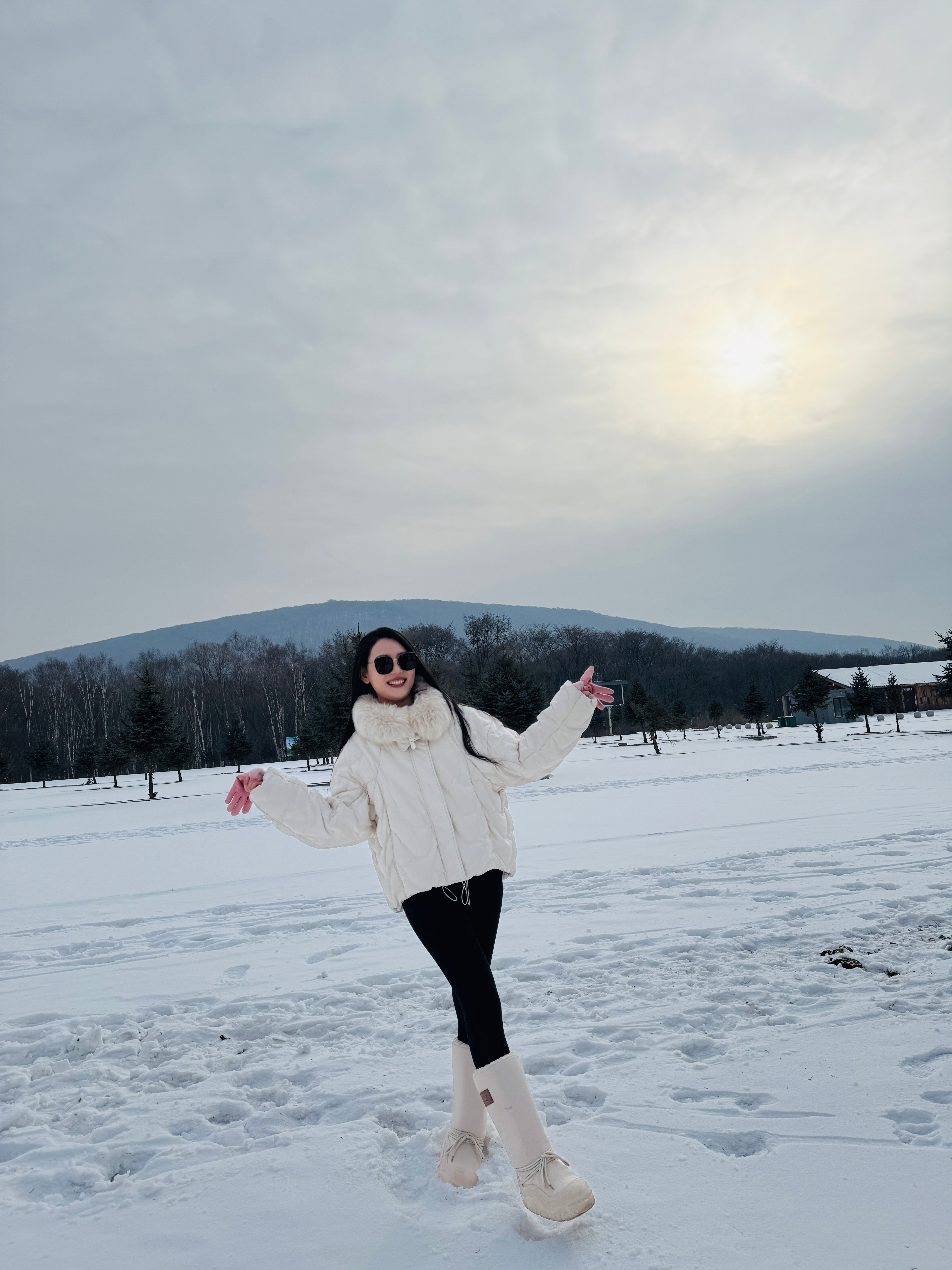 虽然是个北方人，但是每次看到雪还是很激动别看我穿的少，里面还套着个羽绒服呢，最厚