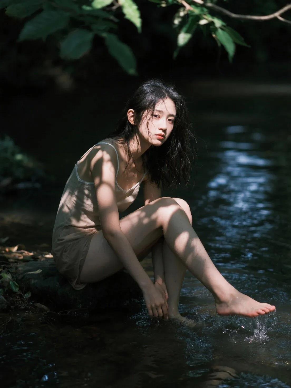 幽静的溪流下，特别有树影透入，是摄影师最佳的拍摄场地。这组少女写真，将光影拍出了