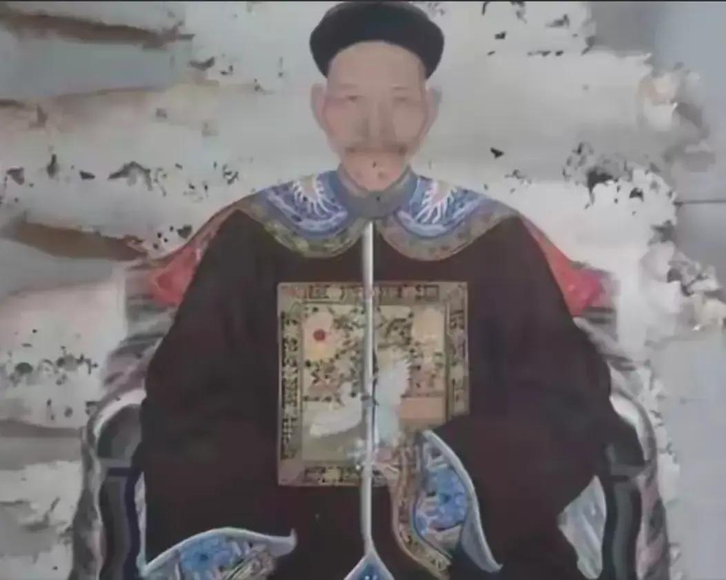 有一天，雍正瞧见朱轼正严厉地批评弘历，心里有些不忍，便私下对朱轼说：“朱师傅啊，不管教不教弘历，他日