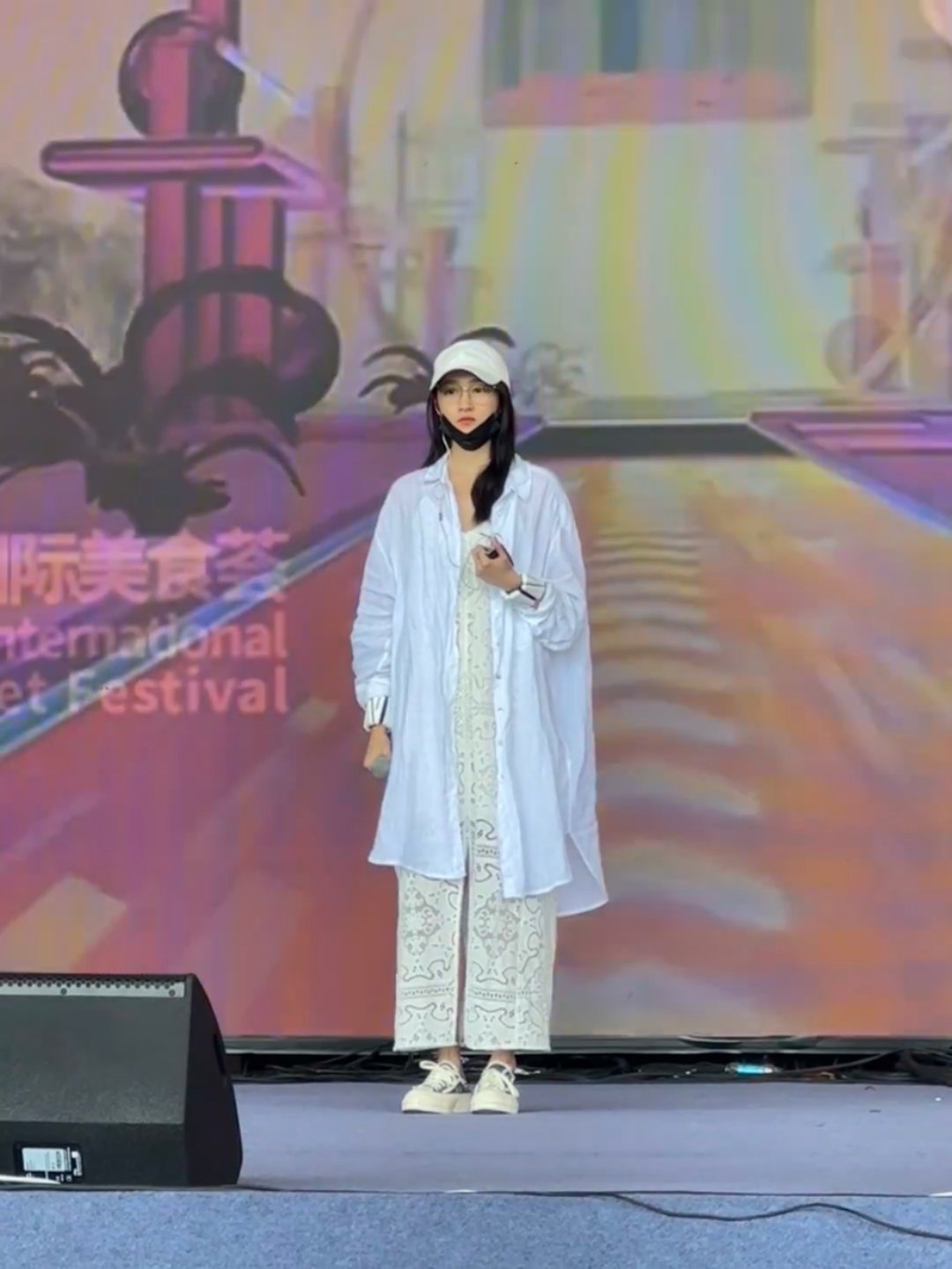 关晓彤“北京燕京啤酒节开幕式”彩排花絮清新风搭配，没有任何妆造已美成这样期待今晚
