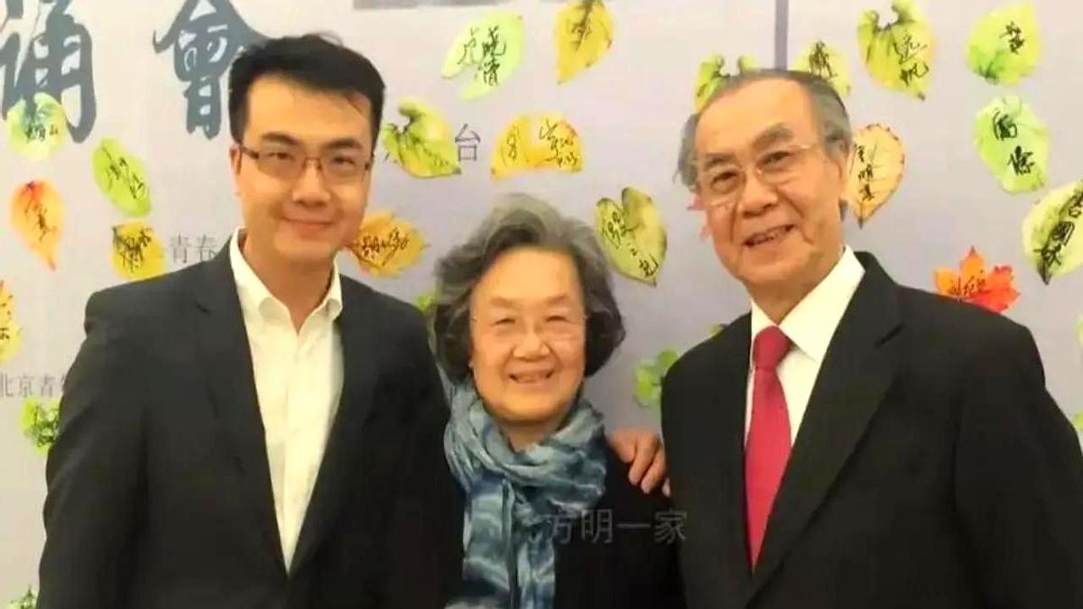 父亲是中国播音界的泰斗，开天辟地的人物。儿子是体育频道的播音员，主持人。