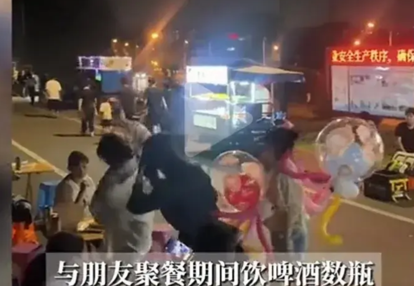 上海，女子跟朋友喝酒，男友也赶过来凑热闹，大家推杯换盏喝的不亦乐乎。为了尽兴又跑