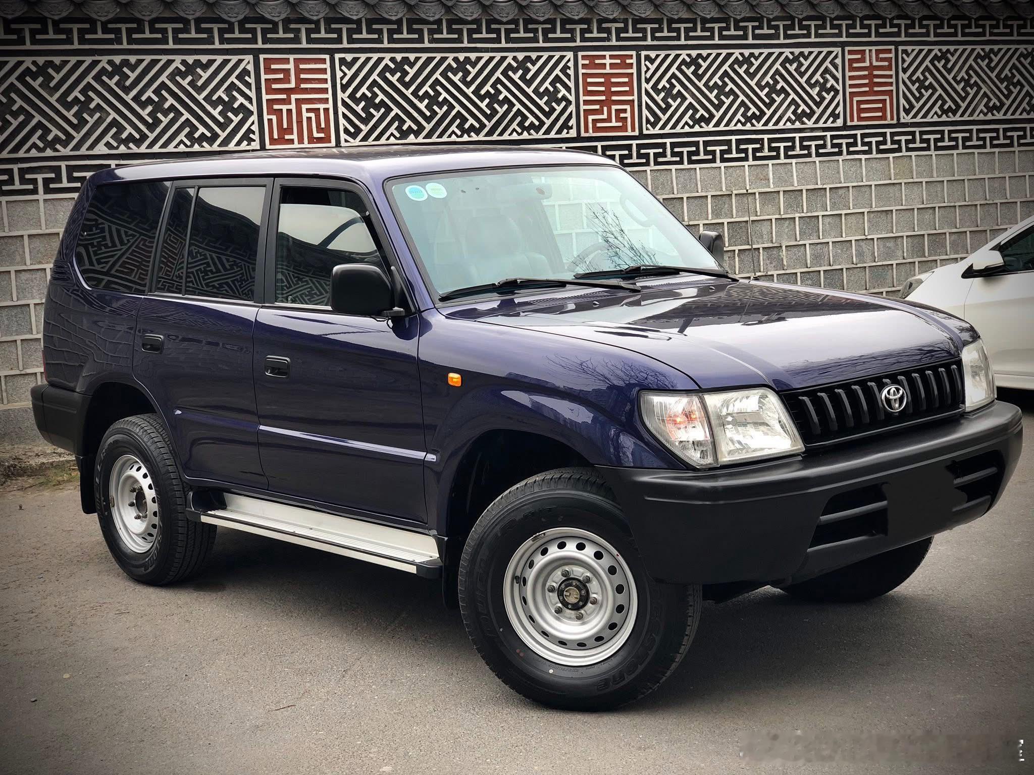 原来丰田LC95前面还有中间连排加长座椅的[滑稽笑]不愧是工具车[点赞]