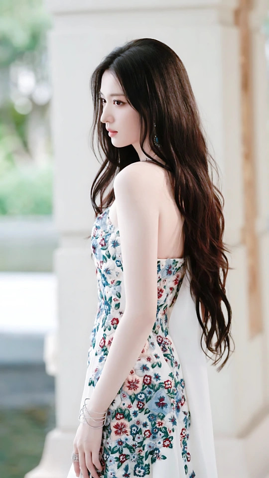 王楚然法式碎花裙王楚然穿法式碎花裙也太有氛围感了，温柔又浪漫，完全把法式慵懒美人