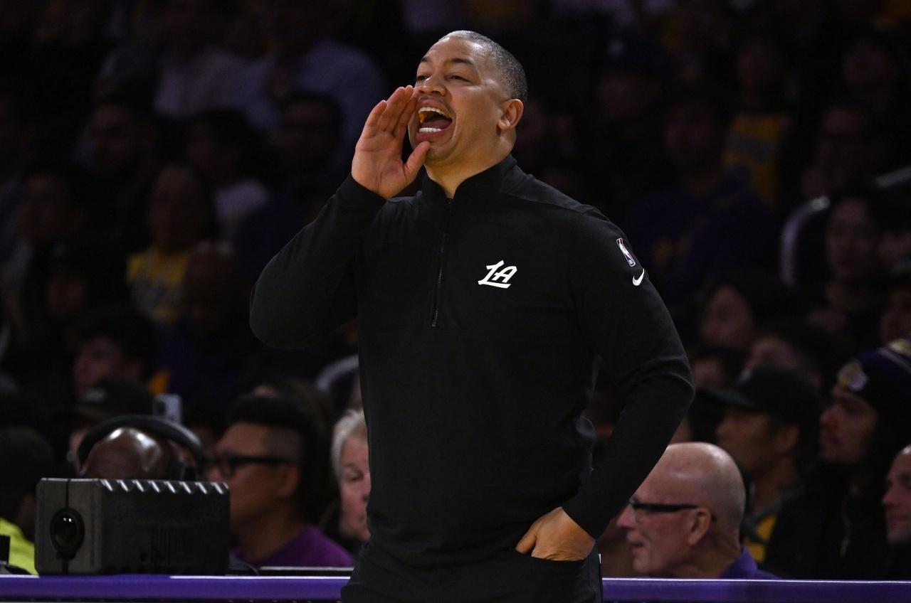 保罗被裁，快船近10场9负，接下来谁会为失利负责？美媒报道：保罗背锅后，快船战绩