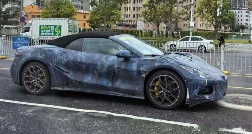 腾势Z敞篷车电动718强有力的的竞争对手啊？伪装盖着还是挺帅的[