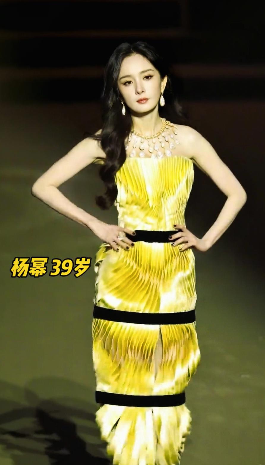 Vogue盛典女明星对对碰，个个美爆啦！-杨幂（39岁）：黄色丝绒裙复古明艳