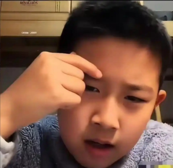 看哭了[哭哭]”！一个9岁男孩发视频说：我妈妈37岁，失业后就再也找不到工作了，